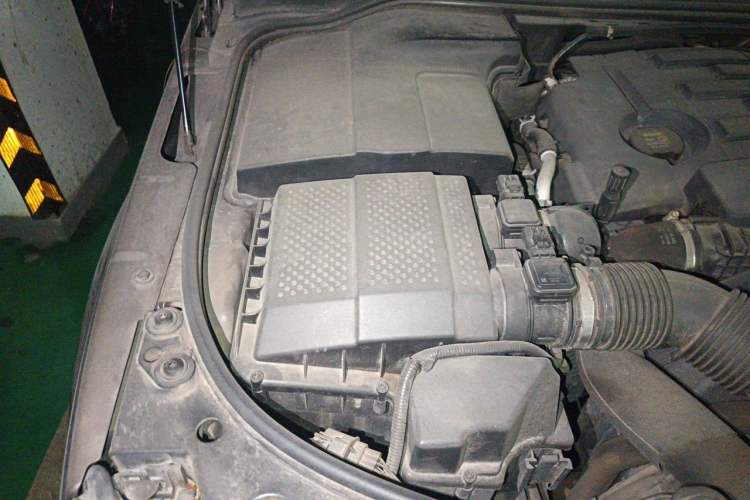 Used Land Rover Discovery 2013 3.0 SDV6 HSE Diesel Edition Engine Bay Right