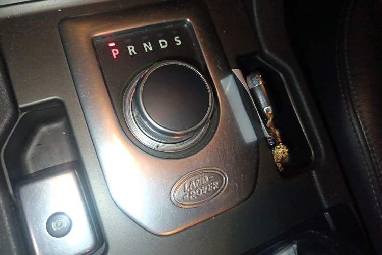 Used Land Rover Discovery 2013 3.0 SDV6 HSE Diesel Edition Gear Lever