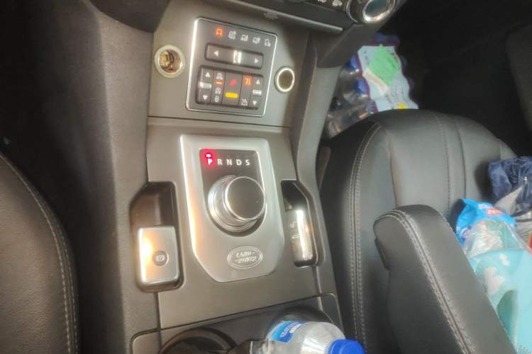 Used Land Rover Discovery 2013 3.0 SDV6 HSE Diesel Edition Gear Lever