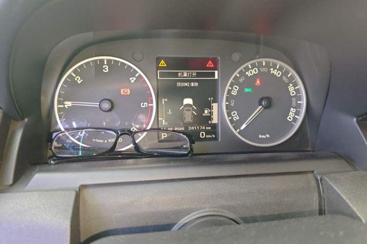 Used Land Rover Discovery 2013 3.0 SDV6 HSE Diesel Edition Odometer Close Up