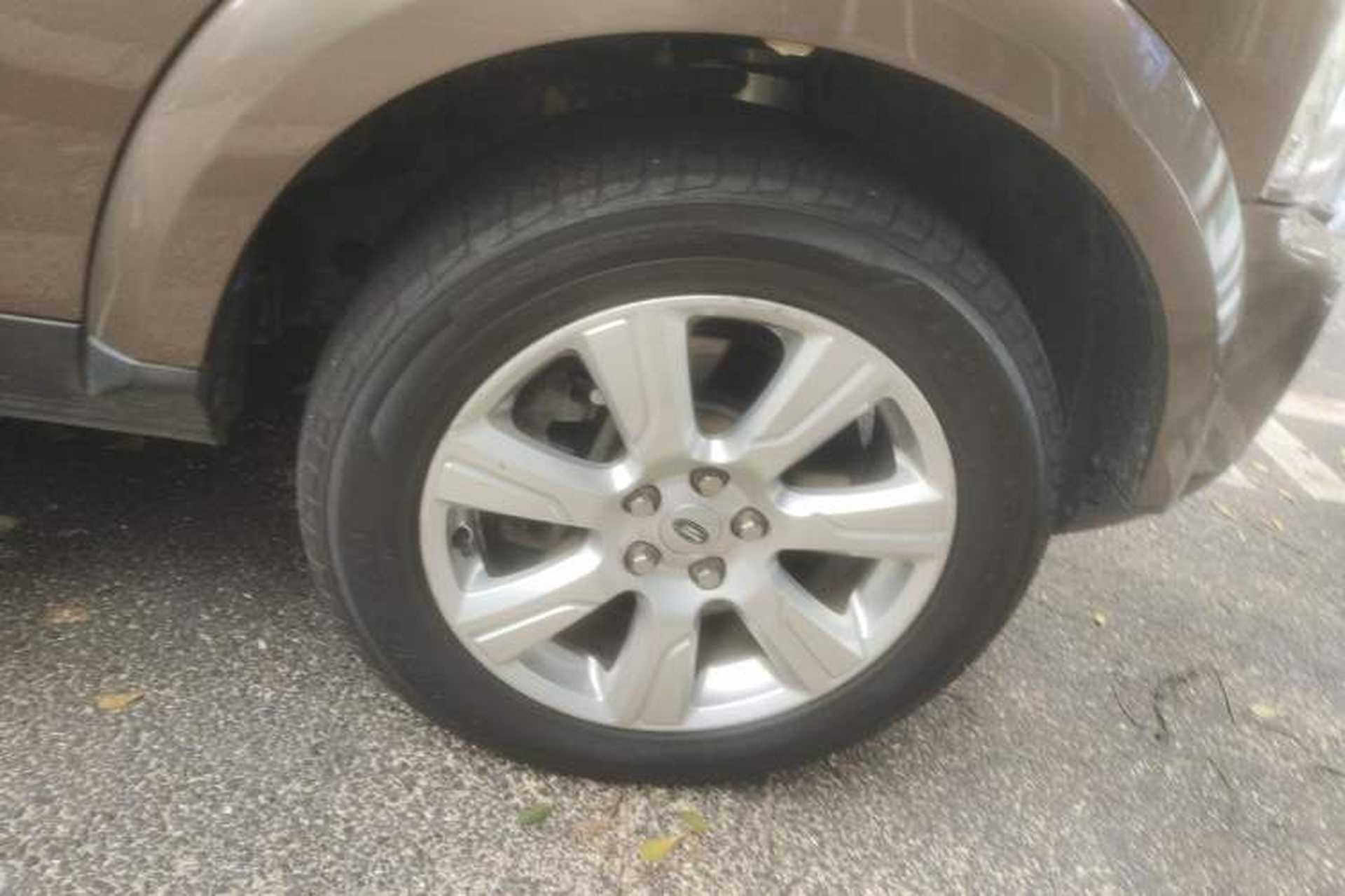 Used Land Rover Discovery 2013 3.0 SDV6 HSE Diesel Edition Right Front Wheel Hub