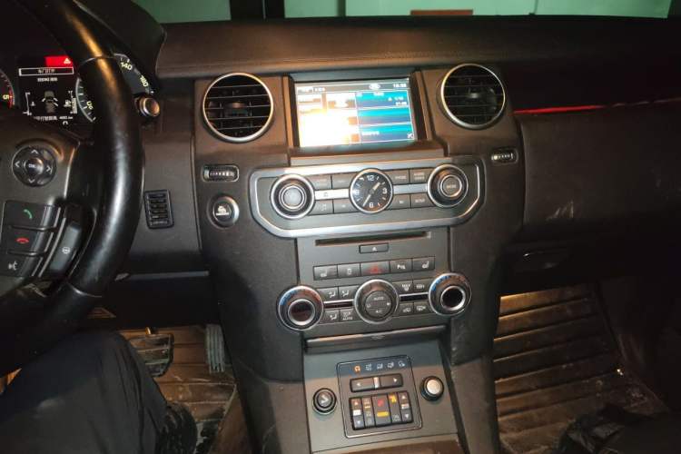 Used Land Rover Discovery 2013 3.0 SDV6 HSE Diesel Edition Audio And AC Panel