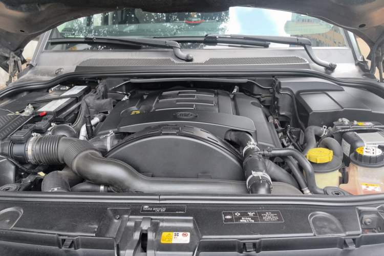 Used Land Rover Discovery 2013 3.0 SDV6 Prestige Black Limited Edition Engine Bay