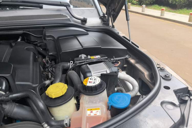 Used Land Rover Discovery 2013 3.0 SDV6 Prestige Black Limited Edition Engine Bay Left