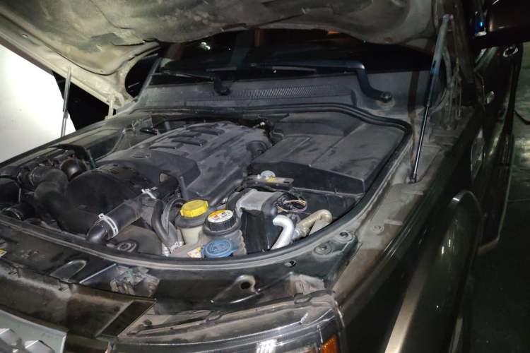 Used Land Rover Discovery 2013 3.0 SDV6 HSE Diesel Edition Engine Bay Left