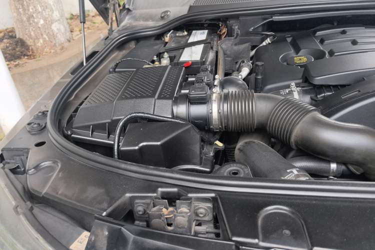 Used Land Rover Discovery 2013 3.0 SDV6 Prestige Black Limited Edition Engine Bay Right