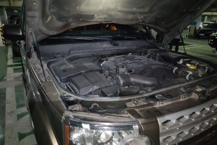 Used Land Rover Discovery 2013 3.0 SDV6 HSE Diesel Edition Engine Bay Right