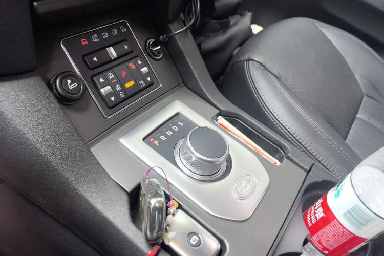 Used Land Rover Discovery 2013 3.0 SDV6 Prestige Black Limited Edition Gear Lever