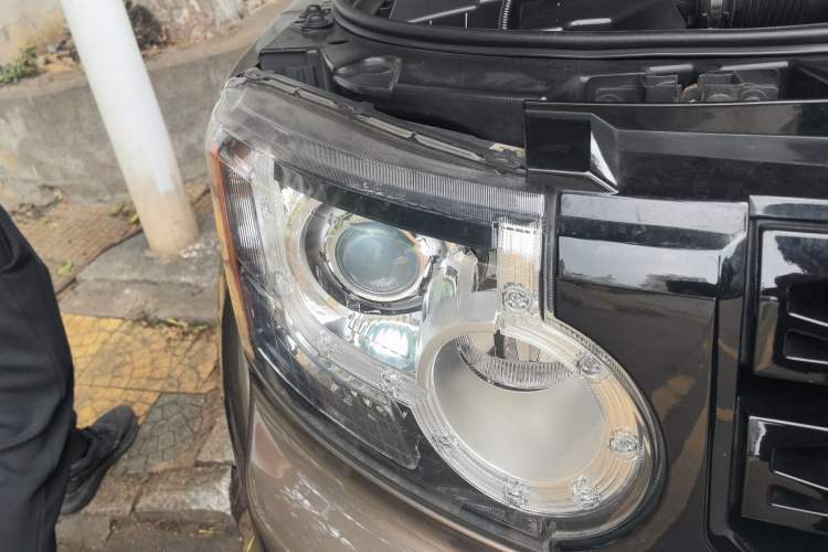 Used Land Rover Discovery 2013 3.0 SDV6 Prestige Black Limited Edition Right Front Headlight