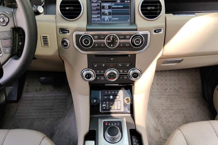 Used Land Rover Discovery 2013 3.0 SDV6 HSE Diesel Edition Audio And AC Panel