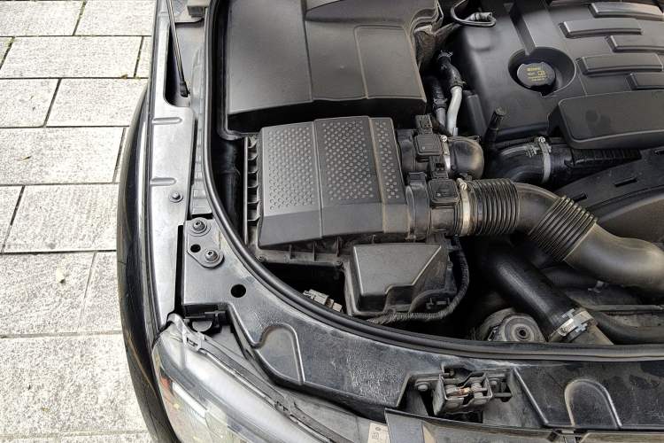 Used Land Rover Discovery 2013 3.0 SDV6 HSE Diesel Edition Engine Bay Right