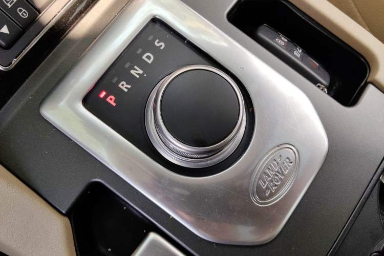 Used Land Rover Discovery 2013 3.0 SDV6 HSE Diesel Edition Gear Lever