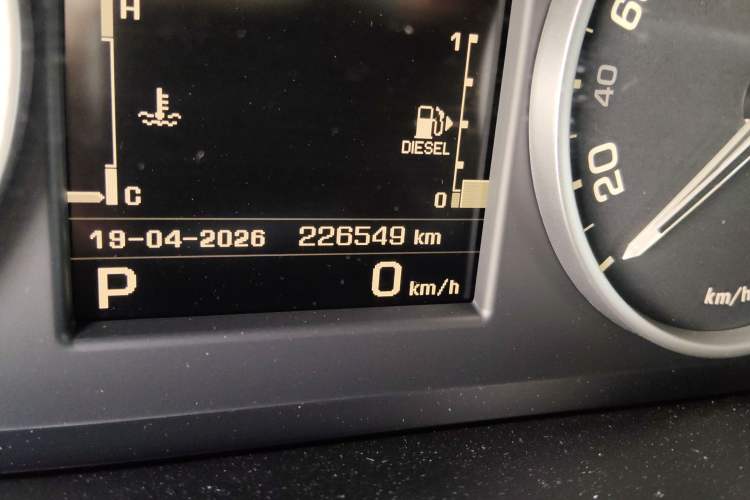 Used Land Rover Discovery 2013 3.0 SDV6 HSE Diesel Edition Odometer Close Up