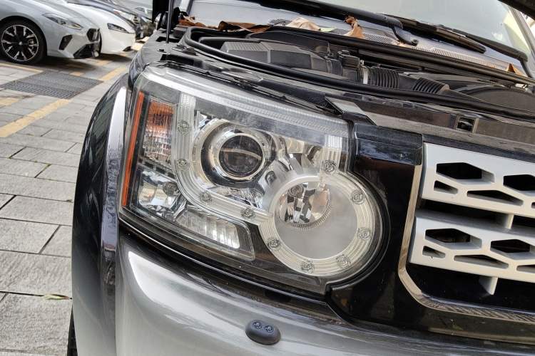 Used Land Rover Discovery 2013 3.0 SDV6 HSE Diesel Edition Right Front Headlight