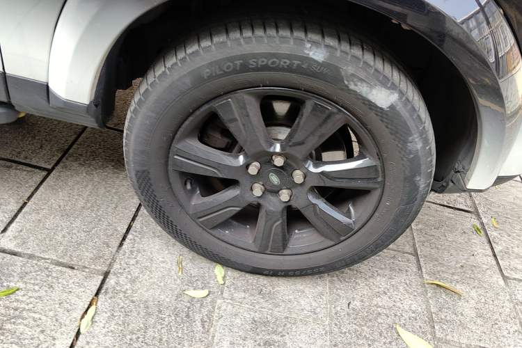 Used Land Rover Discovery 2013 3.0 SDV6 HSE Diesel Edition Right Front Wheel Hub