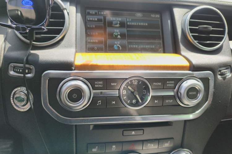 Used Land Rover Discovery 2013 3.0 SDV6 HSE Diesel Edition Audio And AC Panel