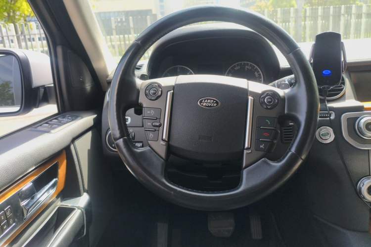 Used Land Rover Discovery 2013 3.0 SDV6 HSE Diesel Edition Steering Wheel