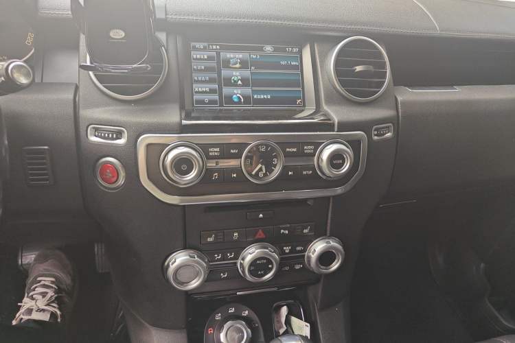 Used Land Rover Discovery 2013 5.0 V8 SE model Audio And AC Panel