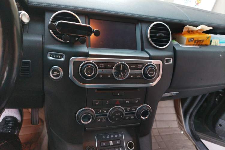 Used Land Rover Discovery 2013 3.0 SDV6 HSE Diesel Edition Audio And AC Panel