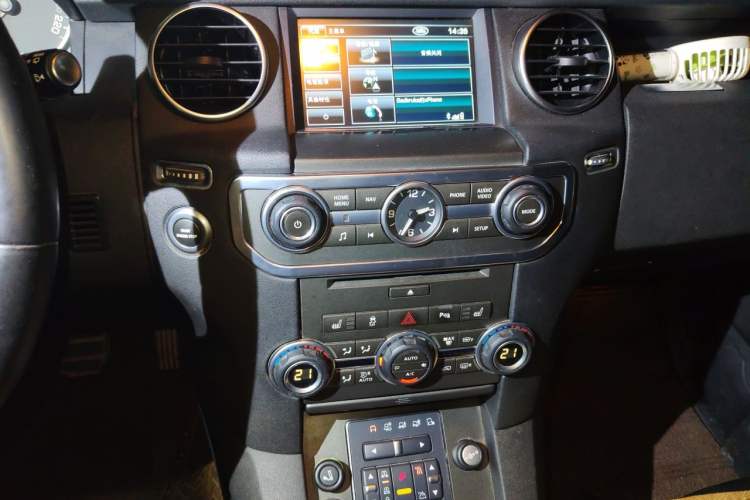 Used Land Rover Discovery 2013 3.0 SDV6 HSE Diesel Edition Audio And AC Panel