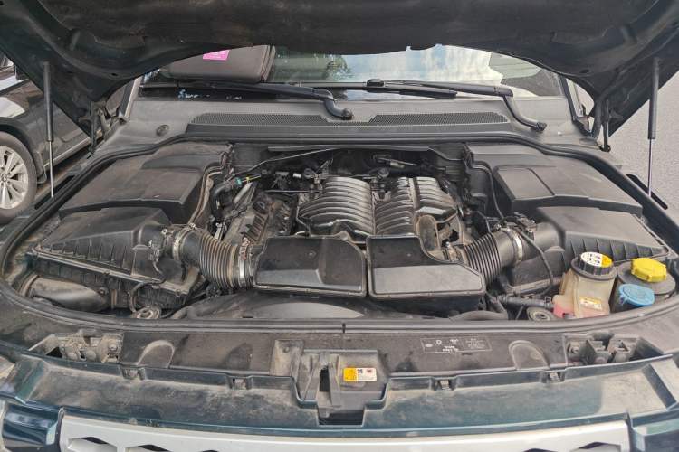 Used Land Rover Discovery 2013 5.0 V8 SE model Engine Bay