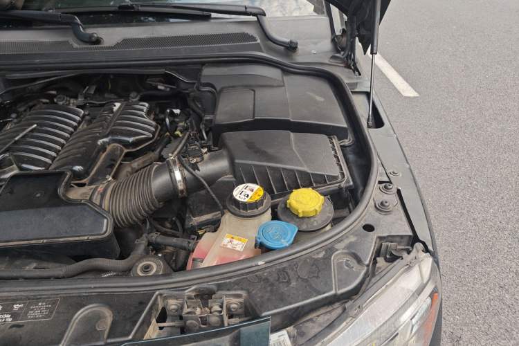 Used Land Rover Discovery 2013 5.0 V8 SE model Engine Bay Left