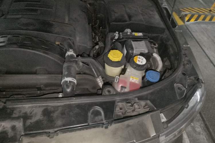 Used Land Rover Discovery 2013 3.0 SDV6 HSE Diesel Edition Engine Bay Left