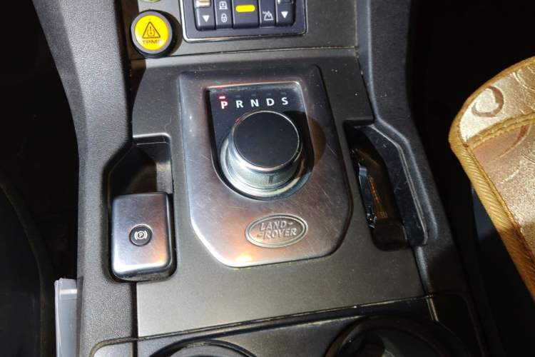 Used Land Rover Discovery 2013 3.0 SDV6 HSE Diesel Edition Gear Lever