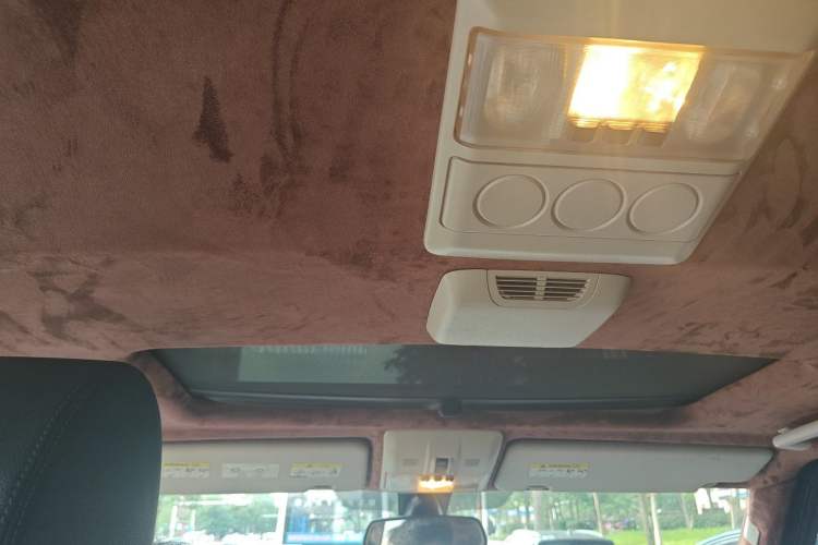 Used Land Rover Discovery 2013 5.0 V8 SE model Headliner