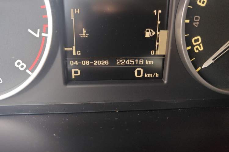 Used Land Rover Discovery 2013 5.0 V8 SE model Odometer Close Up