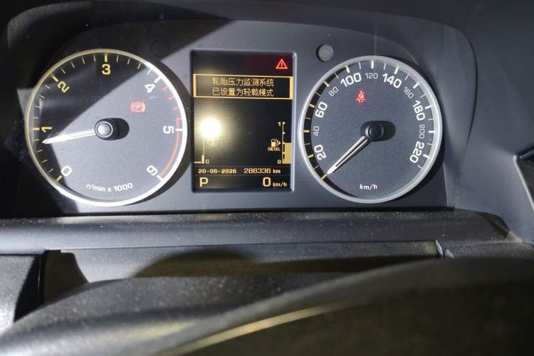 Used Land Rover Discovery 2013 3.0 SDV6 HSE Diesel Edition Odometer Close Up