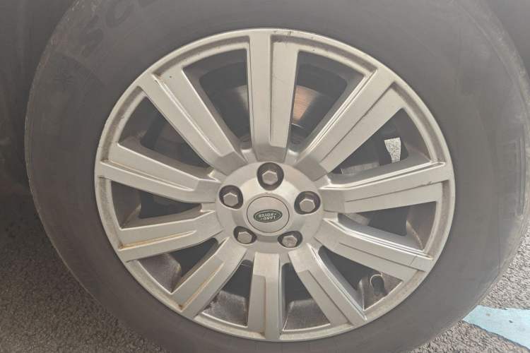 Used Land Rover Discovery 2013 5.0 V8 SE model Right Front Wheel Hub