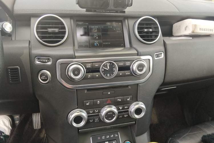 Used Land Rover Discovery 2013 3.0 SDV6 HSE Diesel Edition Audio And AC Panel