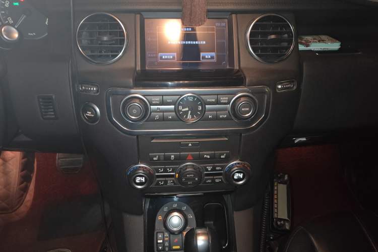 Used Land Rover Discovery 2013 5.0 V8 HSE Audio And AC Panel