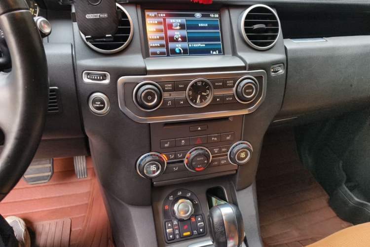 Used Land Rover Discovery 2013 5.0 V8 SE model Audio And AC Panel