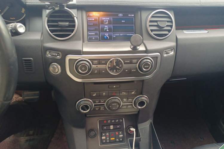 Used Land Rover Discovery 2013 3.0 SDV6 HSE Diesel Edition Audio And AC Panel