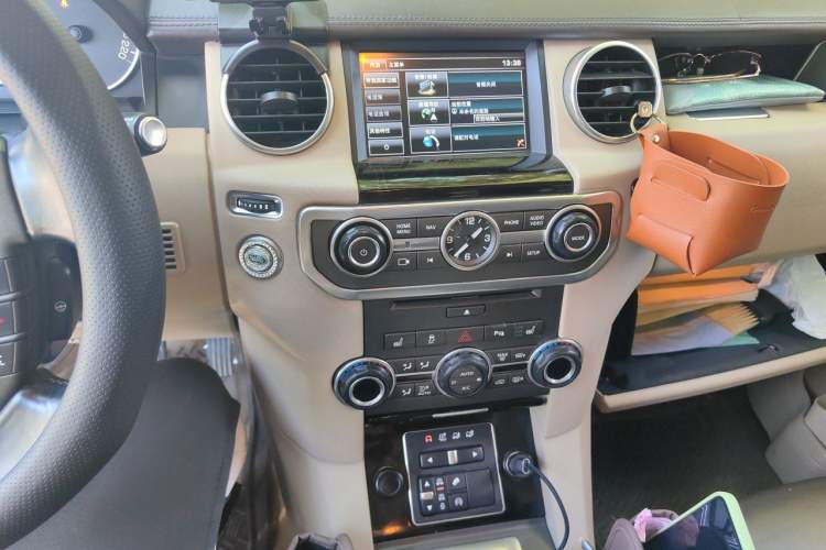 Used Land Rover Discovery 2013 4th Generation 3.0 SDV6 Luxury Black Limited Edition Audio And AC Panel