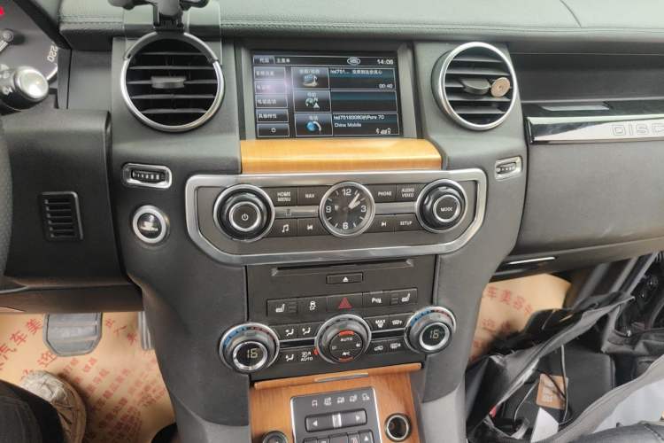 Used Land Rover Discovery 2013 3.0 SDV6 HSE Diesel Edition Audio And AC Panel