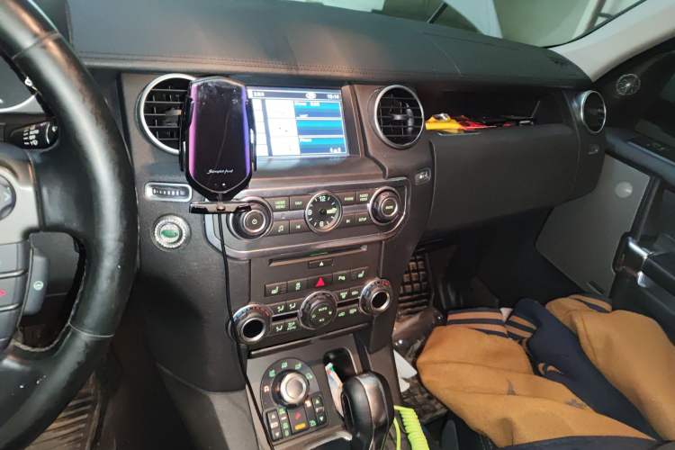 Used Land Rover Discovery 2013 5.0 V8 HSE Audio And AC Panel
