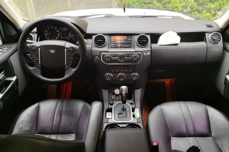 Used Land Rover Discovery 2013 5.0 V8 HSE Center Console