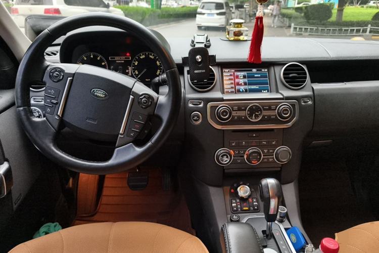 Used Land Rover Discovery 2013 5.0 V8 SE model Center Console