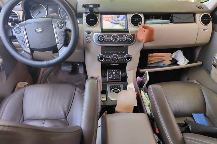 Used Land Rover Discovery 2013 4th Generation 3.0 SDV6 Luxury Black Limited Edition Center Console