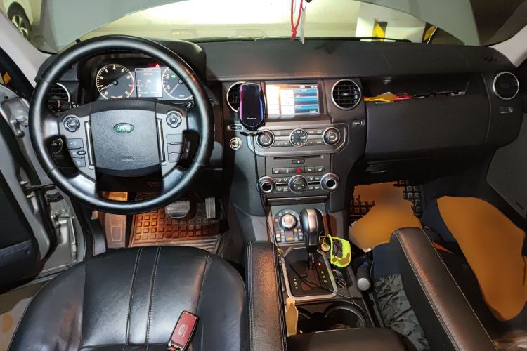Used Land Rover Discovery 2013 5.0 V8 HSE Center Console