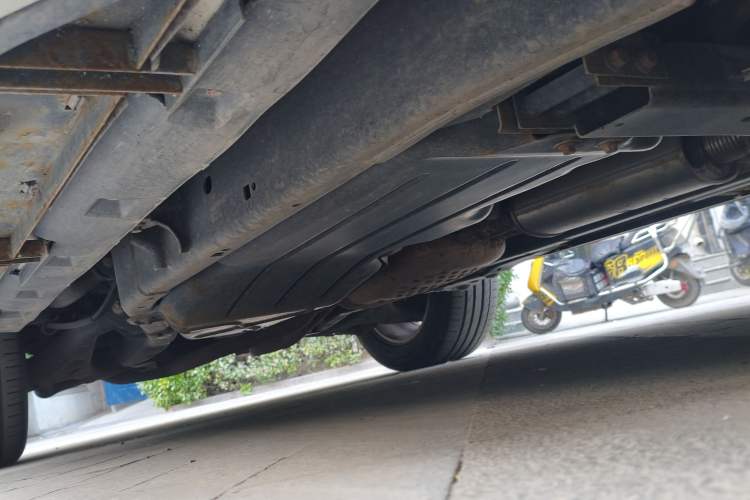 Used Land Rover Discovery 2013 5.0 V8 HSE Chassis Front Right