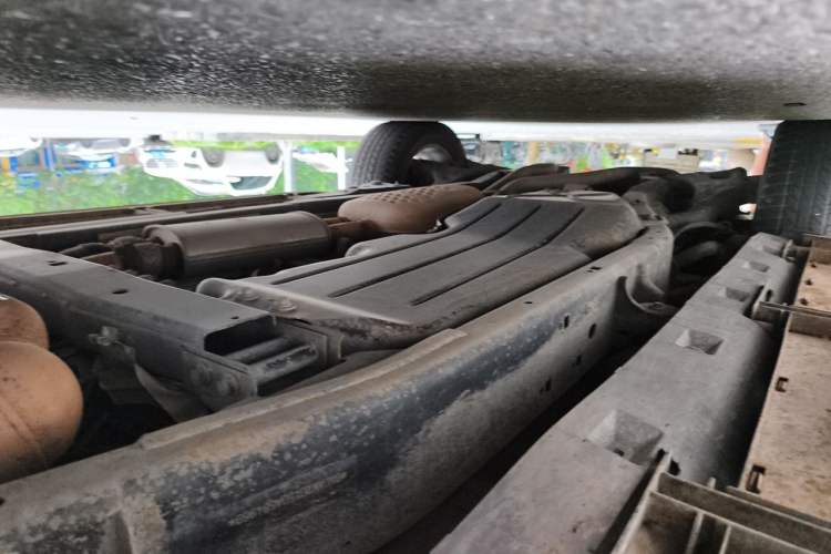 Used Land Rover Discovery 2013 5.0 V8 SE model Chassis Front Right