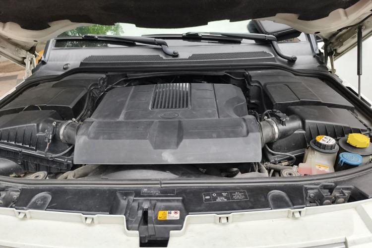 Used Land Rover Discovery 2013 5.0 V8 SE model Engine Bay