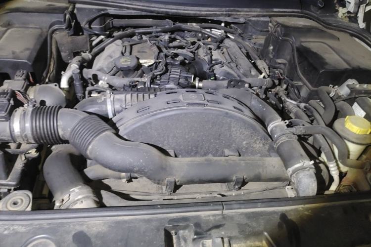 Used Land Rover Discovery  Engine Bay