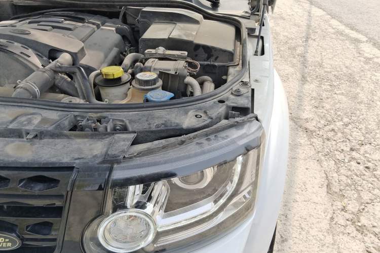 Used Land Rover Discovery 2013 3.0 SDV6 HSE Diesel Edition Engine Bay Left