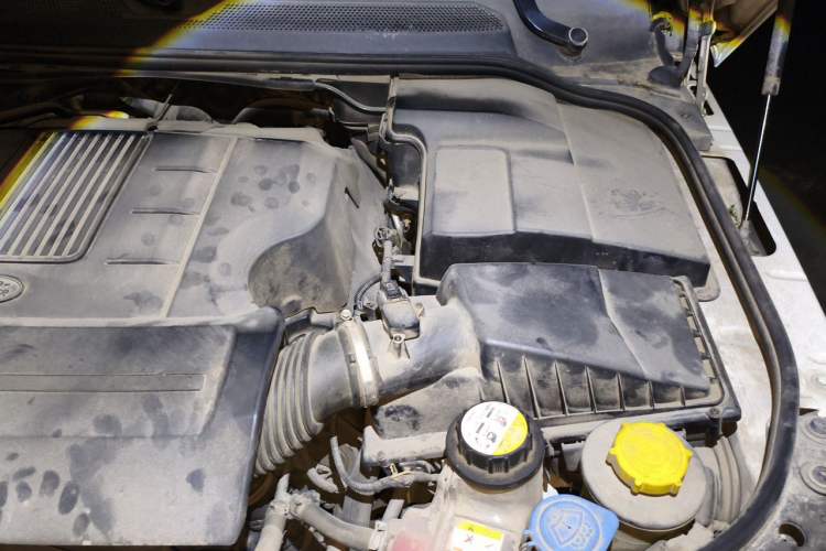 Used Land Rover Discovery 2013 5.0 V8 HSE Engine Bay Left