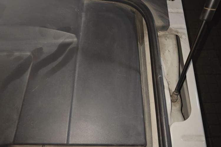 Used Land Rover Discovery 2013 5.0 V8 HSE Engine Bay Left